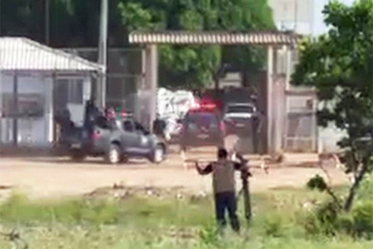 Movimentação de policiais na entrada da Penitenciária Agrícola de Monte Cristo, em Boa Vista (RR), após briga entre facções deixar 33 mortos no local - 06/01/2017