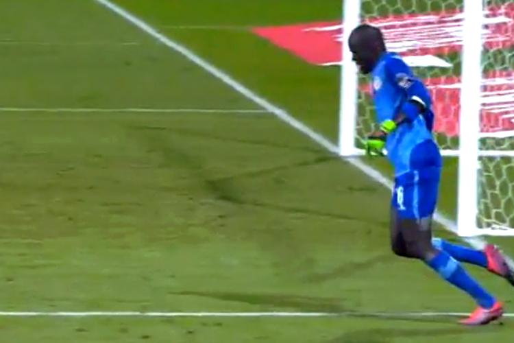 Goleiro senegalês Khadim N’Diaye e sua simulação bizarra