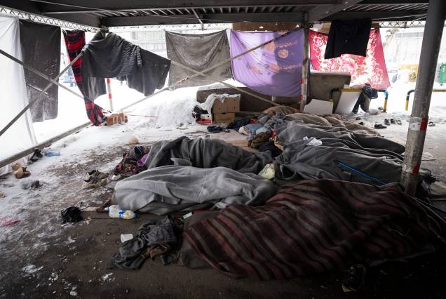 Imigrantes dormem em uma garagem em Belgrado. Estima-se que cerca de 1.000 refugiados estão em condições extremas sob temperaturas de menos 20 graus celsius Imigrantes dormem em uma garagem em Belgrado. Estima-se que cerca de 1.000 refugiados estão em condições extremas sob temperaturas de menos 20 graus celsius