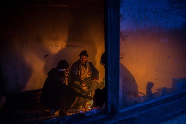 Imigrantes se aquecem em volta de uma fogueira, para se protegerem das temperaturas de menos 20 graus celsius, em Belgrado, Sérvia Imigrantes se aquecem em volta de uma fogueira, para se protegerem das temperaturas de menos 20 graus celsius, em Belgrado, Sérvia