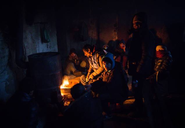 Imigrantes se aquecem em volta de uma fogueira, para se protegerem das temperaturas de menos 20 graus celsius, em Belgrado, Sérvia Imigrantes se aquecem em volta de uma fogueira, para se protegerem das temperaturas de menos 20 graus celsius, em Belgrado, Sérvia