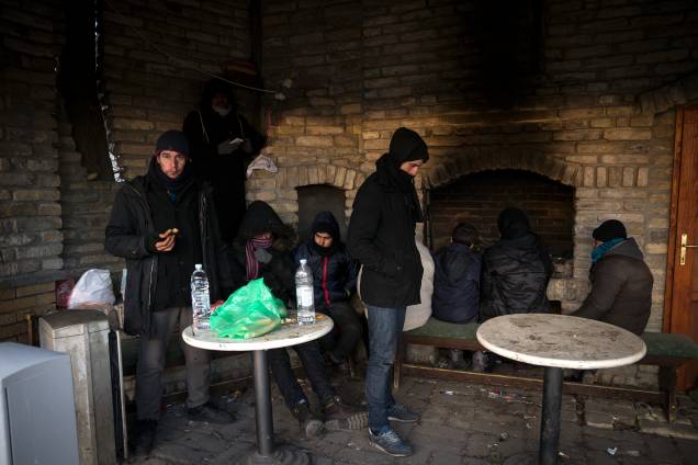 <span>Imigrantes se reúnem em um abrigo temporário durante nevasca em Belgrado, Sérvia</span> <span>Imigrantes se reúnem em um abrigo temporário durante nevasca em Belgrado, Sérvia</span>