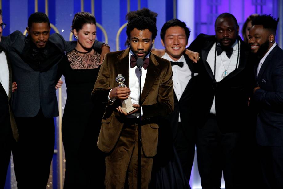 O ator Donald Glover segura o Globo de Ouro de melhor série de comédia por Atlanta