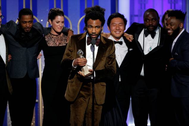 O ator Donald Glover segura o Globo de Ouro de melhor série de comédia por Atlanta O ator Donald Glover segura o Globo de Ouro de melhor série de comédia por Atlanta
