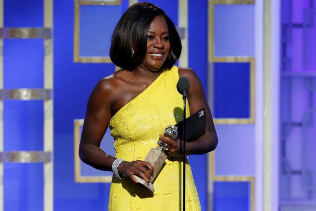 Viola Davis recebe o Globo de Ouro de melhor atriz coadjuvante em cinema por 'Cercas' Viola Davis recebe o Globo de Ouro de melhor atriz coadjuvante em cinema por 'Cercas'