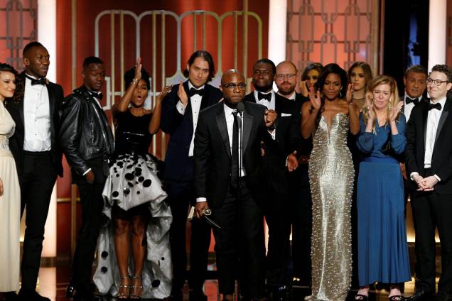 Elenco do filme 'Moonlight: Sob a Luz do Luar' sobe ao palco para receber o Globo de Ouro de melhor filme Elenco do filme 'Moonlight: Sob a Luz do Luar' sobe ao palco para receber o Globo de Ouro de melhor filme