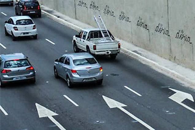 Um dos muros da Avenida 23 de Maio foi pichado diversas vezes com o nome do prefeito de São Paulo, João Doria, nesta quarta-feira (25) Um dos muros da Avenida 23 de Maio foi pichado diversas vezes com o nome do prefeito de São Paulo, João Doria, nesta quarta-feira (25)