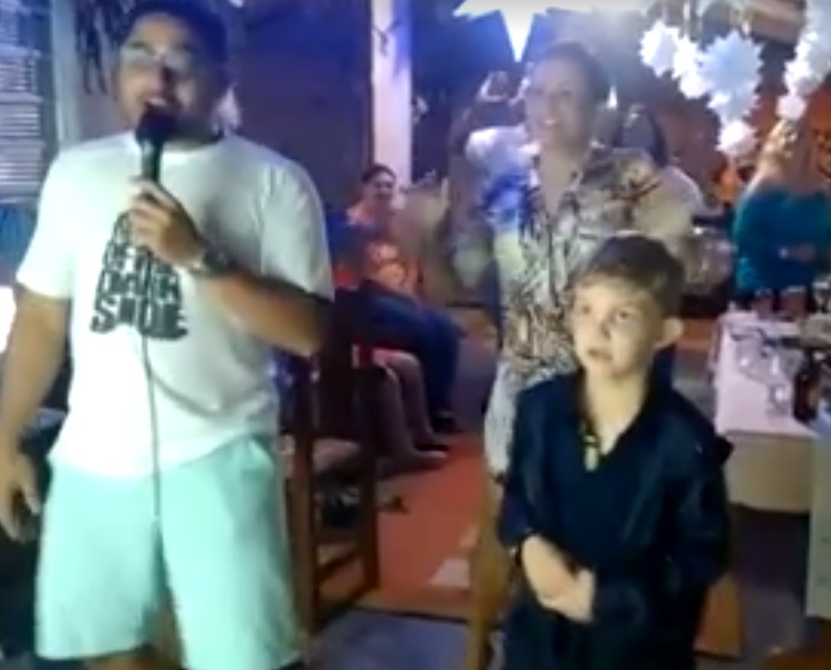 Vídeo mostra mãe e filho vítimas de chacina dançando em festa de 2015