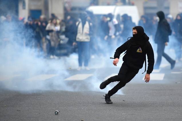 Estudante foge de bomba de gás lacrimogêneo durante protesto contra a violência policial em Paris, na França, após caso de suposto estupro por policiais contra o jovem Theo sair na mídia - 23/02/2017 Estudante foge de bomba de gás lacrimogêneo durante protesto contra a violência policial em Paris, na França, após caso de suposto estupro por policiais contra o jovem Theo sair na mídia - 23/02/2017