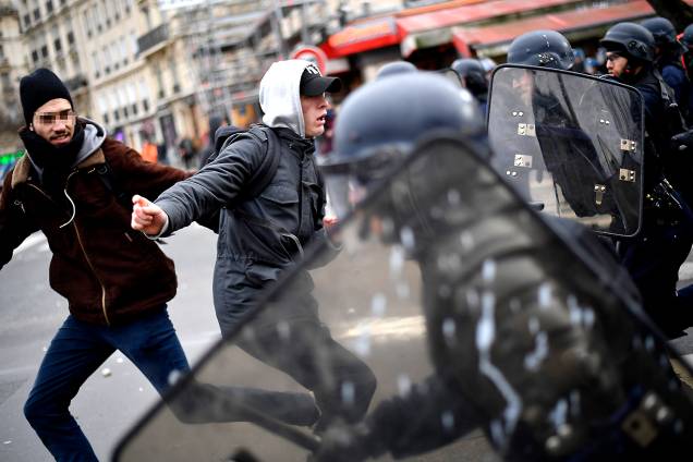 Manifestantes e polícia se enfrentam durante protesto contra a violência policial na França, após o caso de Theo, que alega ter sido abusado sexualmente por policiais - 23/02/2017 Manifestantes e polícia se enfrentam durante protesto contra a violência policial na França, após o caso de Theo, que alega ter sido abusado sexualmente por policiais - 23/02/2017