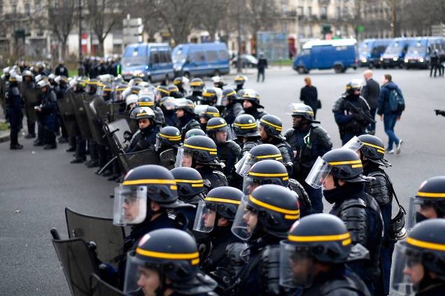 Polícia francesa monta guarda durante protesto contra a violência policial em Paris, que ocorreu após suposto o estupro do jovem estudante Theo - 23/02/2017 Polícia francesa monta guarda durante protesto contra a violência policial em Paris, que ocorreu após suposto o estupro do jovem estudante Theo - 23/02/2017