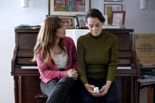 Maria Ribeiro e Clarisse Abujamra em cena de ‘Como Nossos Pais’ Cena de ‘Como Nossos Pais’