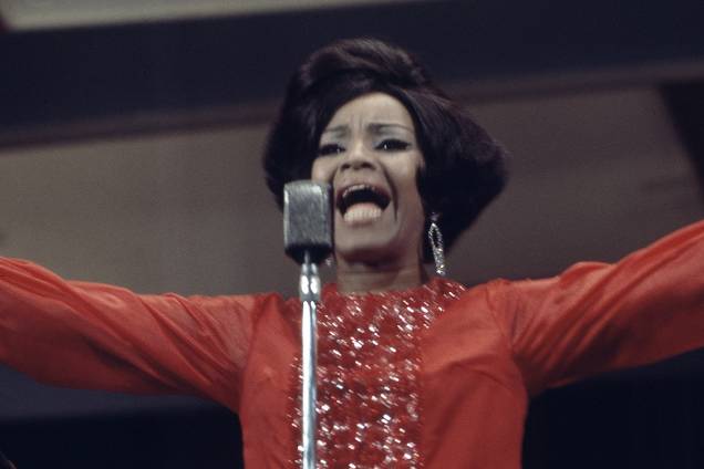 Elza Soares se apresenta durante festival de música popular na década de 60 Elza Soares se apresenta durante festival de música popular na década de 60