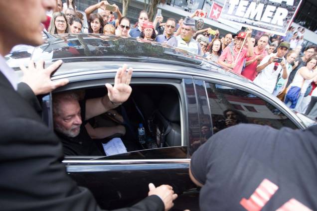 Ex-presidente Luiz Inácio Lula da Silva deixa o velório da mulher, Marisa Letícia, no Sindicato dos Metalúrgicos do ABC, em São Bernardo do Campo, São Paulo Ex-presidente Luiz Inácio Lula da Silva deixa o velório da mulher, Marisa Letícia, no Sindicato dos Metalúrgicos do ABC, em São Bernardo do Campo, São Paulo