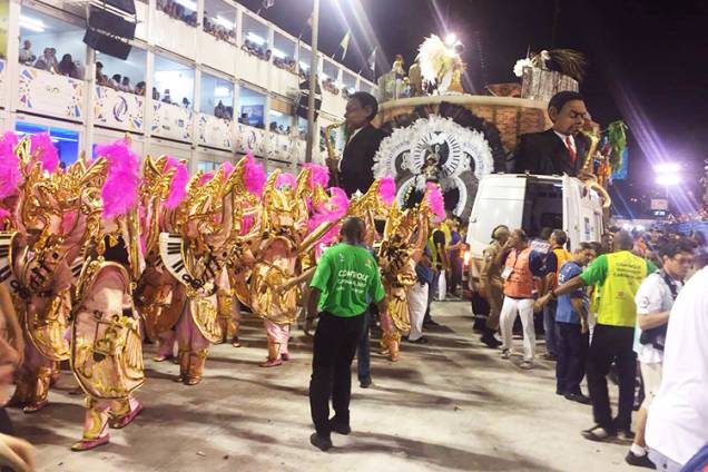 Acidente com carro alegórico da escola de samba Unidos da Tijuca deixa feridos antes de desfile. Estrutura que fica no alto do carro despencou - 28/02/2017 Acidente com carro alegórico da escola de samba Unidos da Tijuca deixa feridos antes de desfile. Estrutura que fica no alto do carro despencou - 28/02/2017