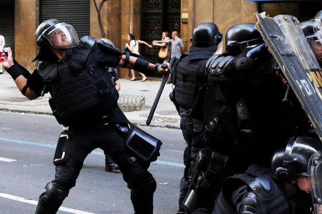 Funcionários públicos estaduais entram em confronto com policiais durante protesto em frente à Assembleia Legislativa (Alerj), centro do Rio de Janeiro (RJ) - 09/02/2017 Funcionários públicos estaduais entram em confronto com policiais durante protesto em frente à Assembleia Legislativa (Alerj), centro do Rio de Janeiro (RJ) - 09/02/2017