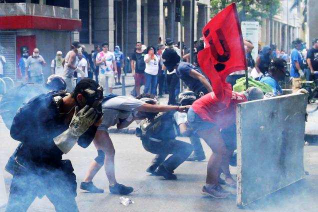 Policiais militares e servidores públicos estaduais entraram em confronto na tarde desta quinta-feira, em frente à Assembleia Legislativa do Rio de Janeiro (Alerj) - 09/02/2017 Policiais militares e servidores públicos estaduais entraram em confronto na tarde desta quinta-feira, em frente à Assembleia Legislativa do Rio de Janeiro (Alerj) - 09/02/2017