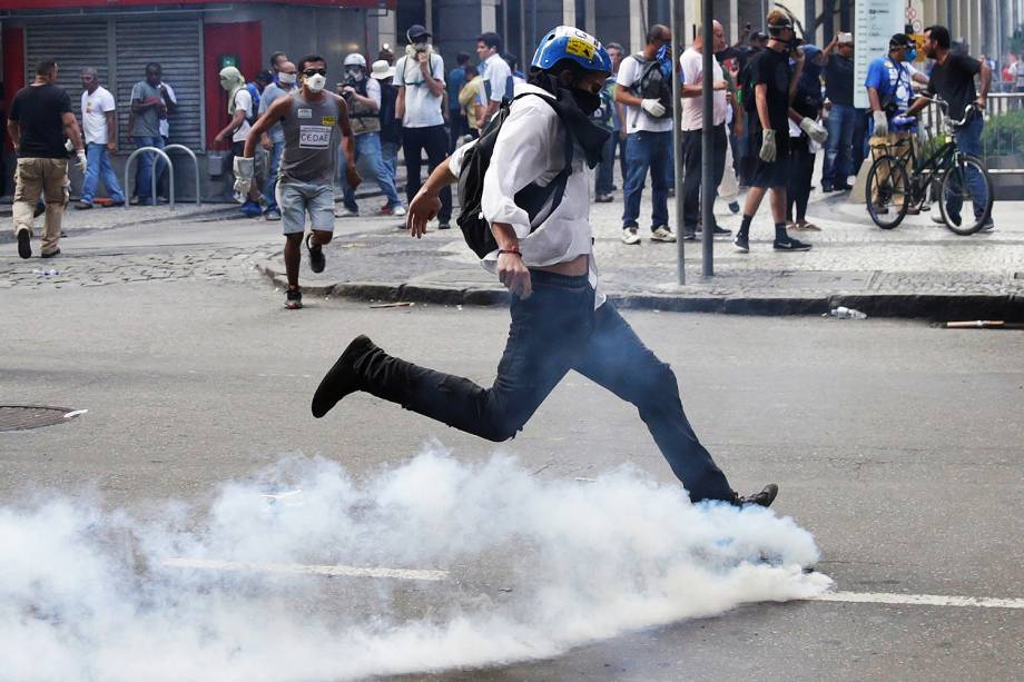 Policiais militares e servidores públicos estaduais entraram em confronto na tarde desta quinta-feira, em frente à Assembleia Legislativa do Rio de Janeiro (Alerj) - 09/02/2017