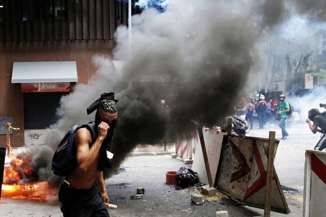Funcionários públicos estaduais entram em confronto com policiais durante protesto em frente à Assembleia Legislativa (Alerj), centro do Rio de Janeiro (RJ) - 09/02/2017 Funcionários públicos estaduais entram em confronto com policiais durante protesto em frente à Assembleia Legislativa (Alerj), centro do Rio de Janeiro (RJ) - 09/02/2017