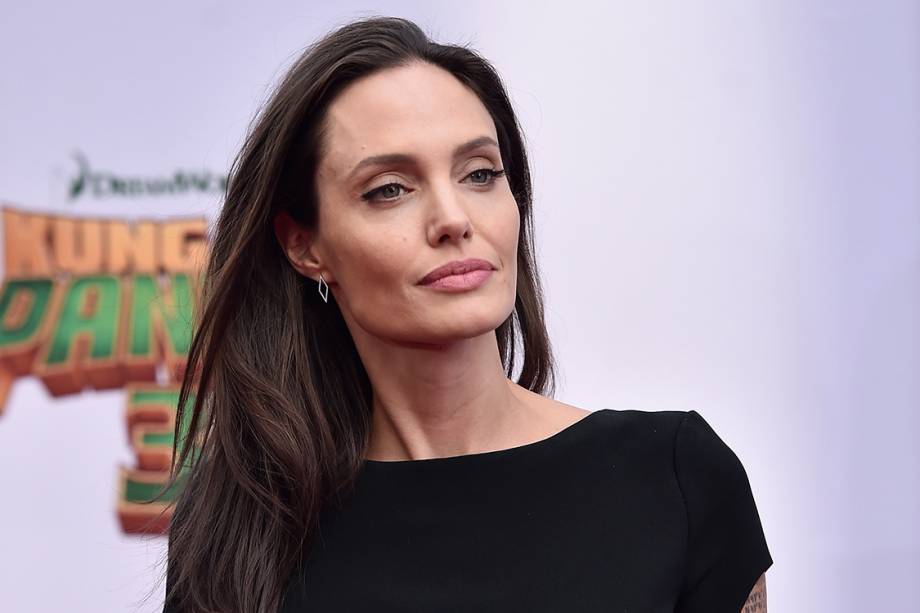 A atriz Angelina Jolie toma uma colher de sopa de óleo de coco orgânico extra virgem todos os dias. Segundo ela, em entrevista a uma revista americana, o hábito ajuda a controlar o colesterol, melhora a imunidade e traz saciedade. A atriz Angelina Jolie toma uma colher de sopa de óleo de coco orgânico extra virgem todos os dias. Segundo ela, em entrevista a uma revista americana, o hábito ajuda a controlar o colesterol, melhora a imunidade e traz saciedade.