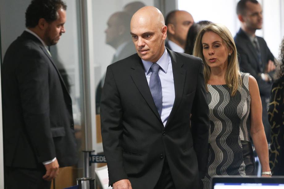 O ministro licenciado da Justiça, Alexandre de Moraes, e sua esposa, a advogada Viviane Barci de Moraes, chega para a sabatina para o cargo de ministro do Supremo Tribunal Federal (STF) no Senado, em Brasília - 21/02/2017