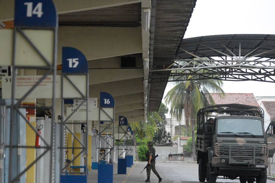 Soldados do Exército fazem a segurança das ruas e dos terminais rodoviários em Vila Velha, região metropolitana de Vitória - 08/02/2017