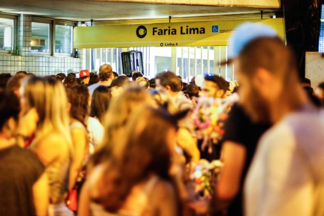 Estação Faria Lima da Linha 4-Amarela do metrô fecha as portas durante dispersão de blocos de Carnaval, em Pinheiros na zona oeste de São Paulo - 18/02/2017 Estação Faria Lima da Linha 4-Amarela do metrô fecha as portas durante dispersão de blocos de Carnaval, em Pinheiros na zona oeste de São Paulo - 18/02/2017