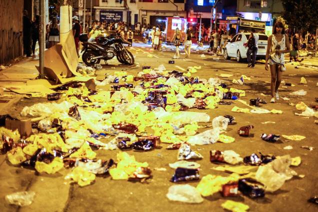 Dispersão e limpeza das ruas da Vila Madalena, na zona oeste de São Paulo, após passagem dos blocos de Carnaval - 18/02/2017 Dispersão e limpeza das ruas da Vila Madalena, na zona oeste de São Paulo, após passagem dos blocos de Carnaval - 18/02/2017