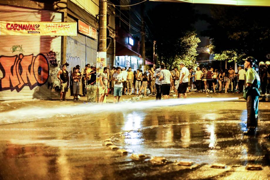 Dispersão e limpeza das ruas da Vila Madalena, na zona oeste de São Paulo, após passagem dos blocos de Carnaval - 19/02/2017