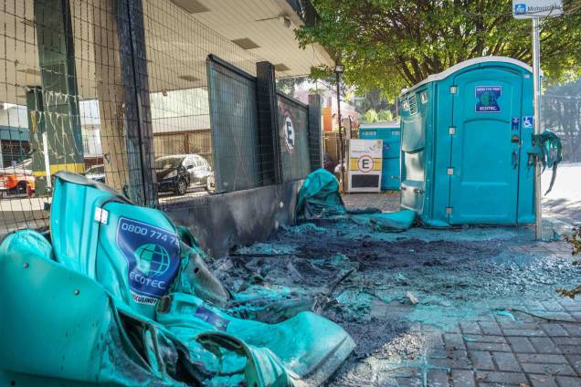 Ruas do bairro de Pinheiros, na zona oeste da cidade, ficam com lixo acumulado e depredações de banheiros químicos após passagem de blocos de Carnaval na região - 19/02/2017 Ruas do bairro de Pinheiros, na zona oeste da cidade, ficam com lixo acumulado e depredações de banheiros químicos após passagem de blocos de Carnaval na região - 19/02/2017