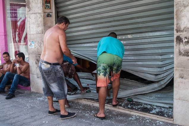 Homens consertam uma porta de loja após ataque de assaltantes em Vila Velha, no Espírito Santo - 06/02/2017 Homens consertam uma porta de loja após ataque de assaltantes em Vila Velha, no Espírito Santo - 06/02/2017