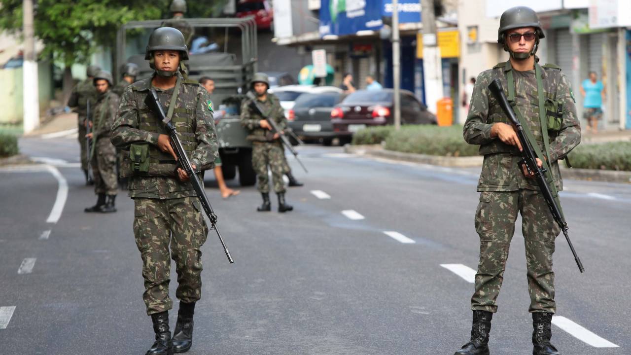 Soldados das Forças Armadas durante patrulhamento em Vitória
