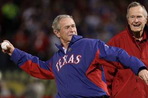 Jorge Bush com o filho Os ex-presidentes George H. W. Bush (pai) e George W. Bush (filho)