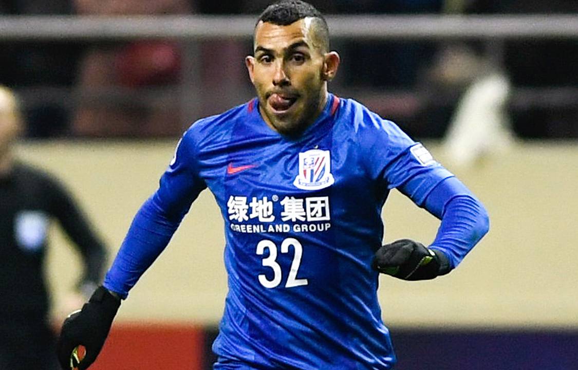 Argentino Carlos Tevez, atuando no Shanghai Shenhua em jogo contra o Brisbane Roar, em Shanghai, na China