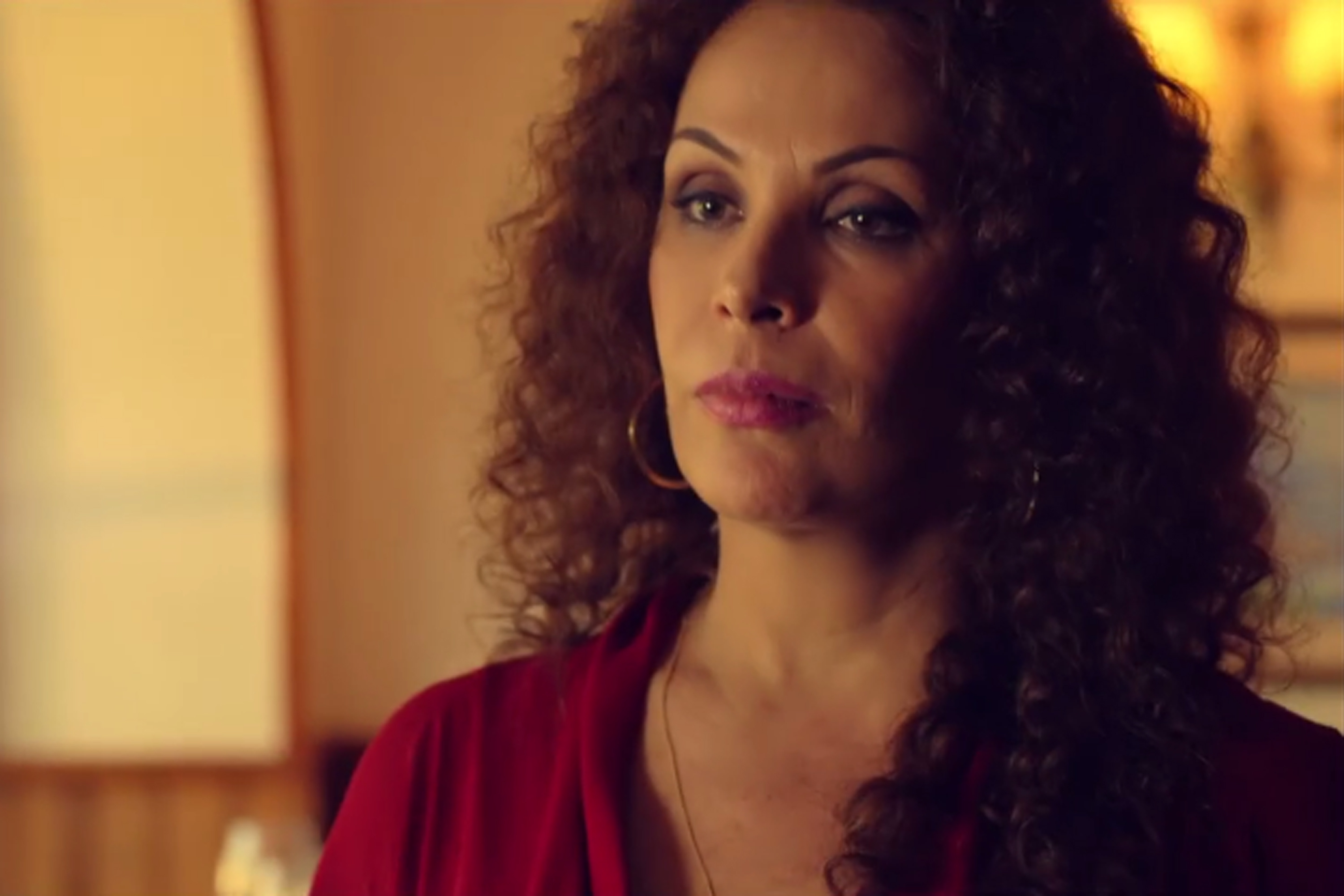 Carolina Ferraz vive transgênero em filme. Confira trailer