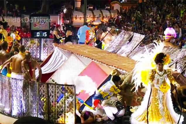 Estrutura de carro alegórico da Unidos da Tijuca despenca durante desfile - 28/02/2017 Estrutura de carro alegórico da Unidos da Tijuca despenca durante desfile - 28/02/2017