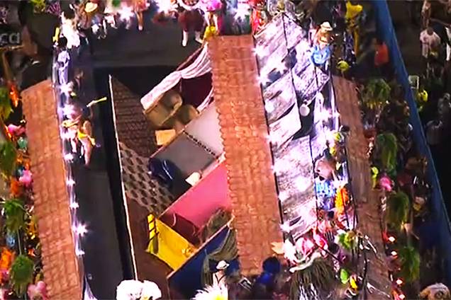 Estrutura de carro alegórico da Unidos da Tijuca despenca durante desfile - 28/02/2017 Estrutura de carro alegórico da Unidos da Tijuca despenca durante desfile - 28/02/2017