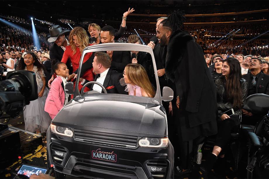 James Corden e Jennifer Lopez durante a cerimônia da 59ª edição do Grammy no Staples Center, em Los Angeles, nos Estados Unidos - 12/02/2017