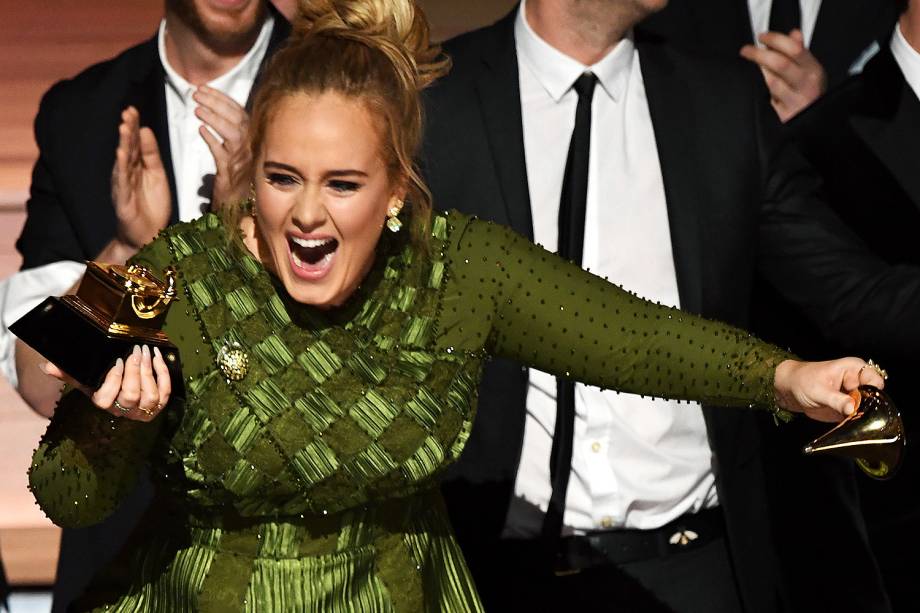 A cantora Adele recebe o troféu de Álbum do Ano, durante a cerimônia da 59ª edição do Grammy no Staples Center, em Los Angeles, nos Estados Unidos - 12/02/2017