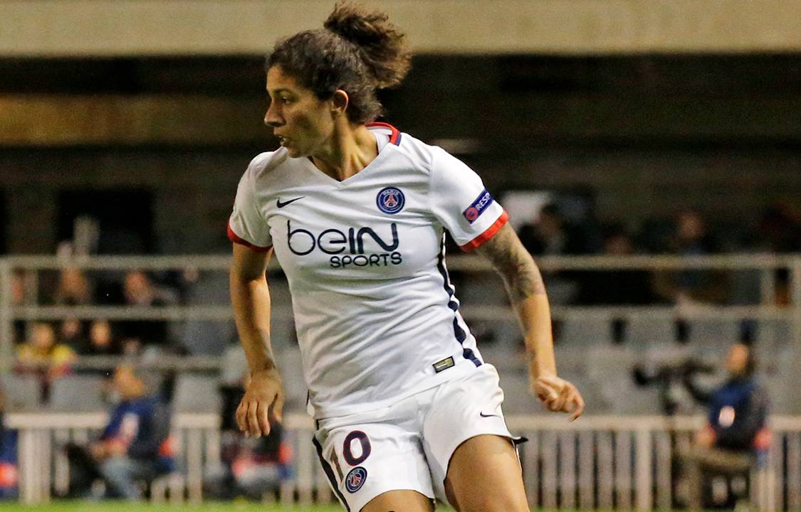 Brasileira Cristiane, atuando pelo PSG durante partida contra Barcelona, válida pelas quartas de final da UEFA Champion's League Feminina
