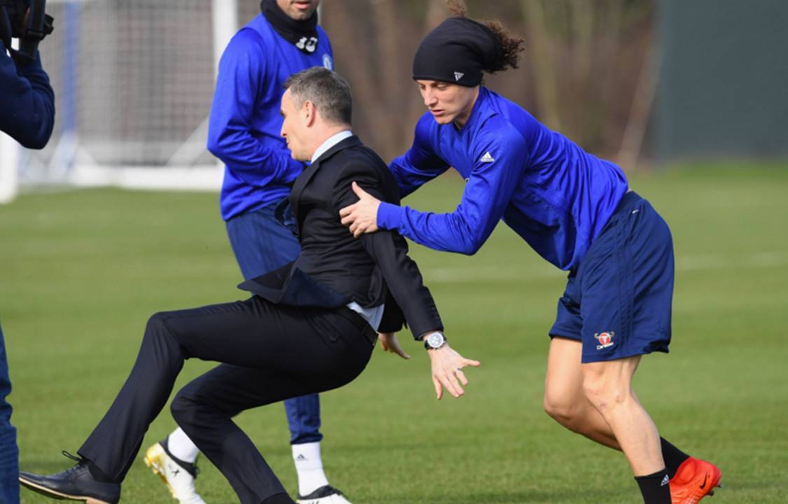 David Luiz derruba repórter do Chelsea TV durante gravação