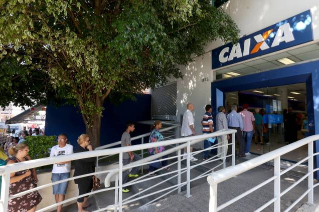 Pessoas se dirigem as agências da Caixa Econômica Federal para obter informações sobre FGTS Pessoas se dirigem as agências da Caixa Econômica Federal para obter informações sobre FGTS