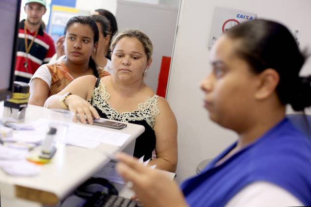 Pessoas se dirigem as agências da Caixa Econômica Federal para obter informações sobre FGTS Pessoas se dirigem as agências da Caixa Econômica Federal para obter informações sobre FGTS