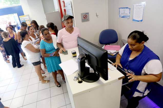 Pessoas se dirigem as agências da Caixa Econômica Federal para obter informações sobre FGTS Pessoas se dirigem as agências da Caixa Econômica Federal para obter informações sobre FGTS