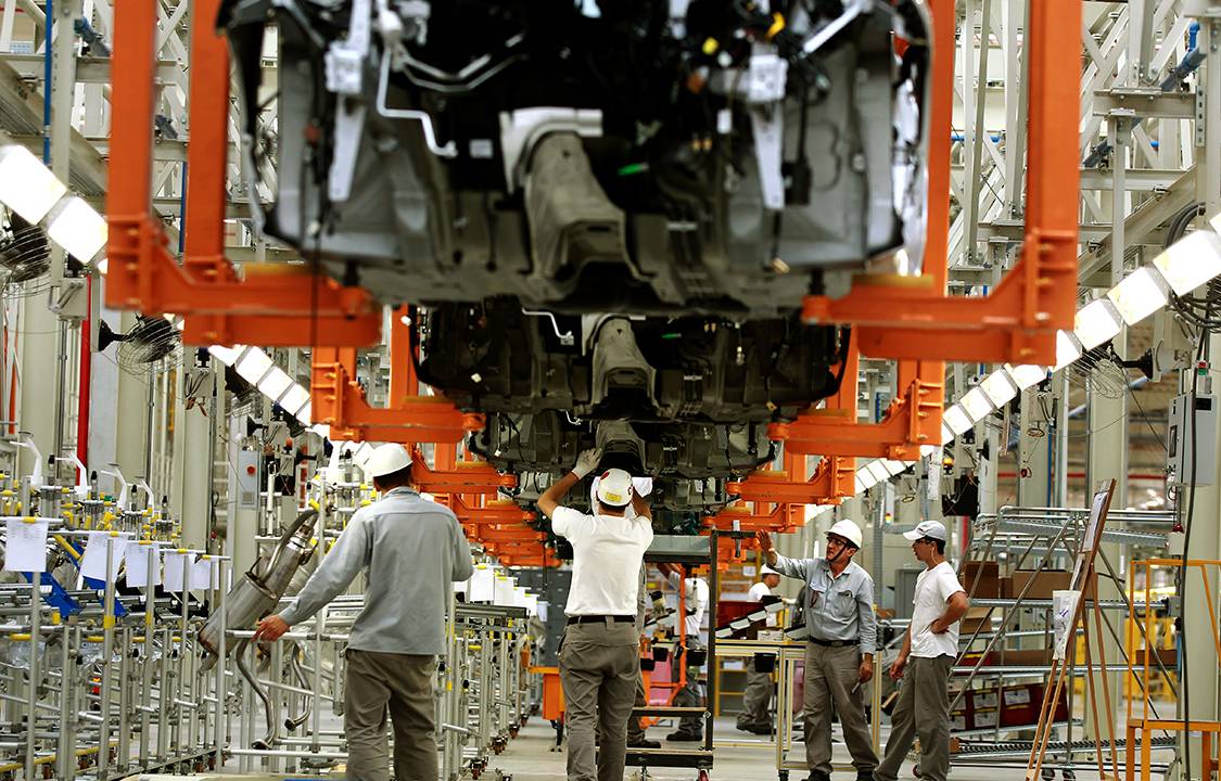 Linha de montagem do compacto March, na fábrica da Nissan, em Resende, Rio de Janeiro