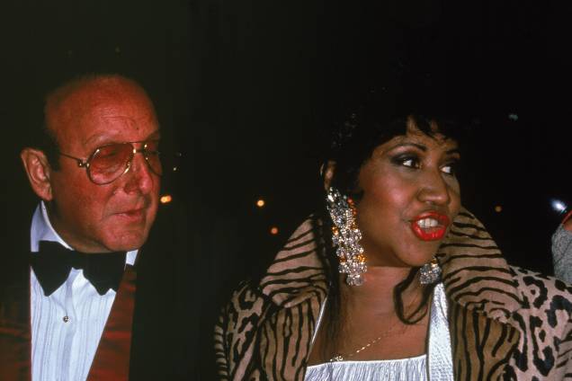 O produtor musical Clive Davis e a cantora Aretha Franklin durante evento, em 1992 O produtor musical Clive Davis e a cantora Aretha Franklin durante evento, em 1992