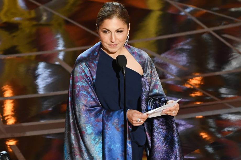 Anousheh Ansari recebe a estatueta de Melhor Filme Estrangeiro em nome do diretor iraniano Asghar Farhadi pelo filme 'O Apartamento' - 26/02/2017