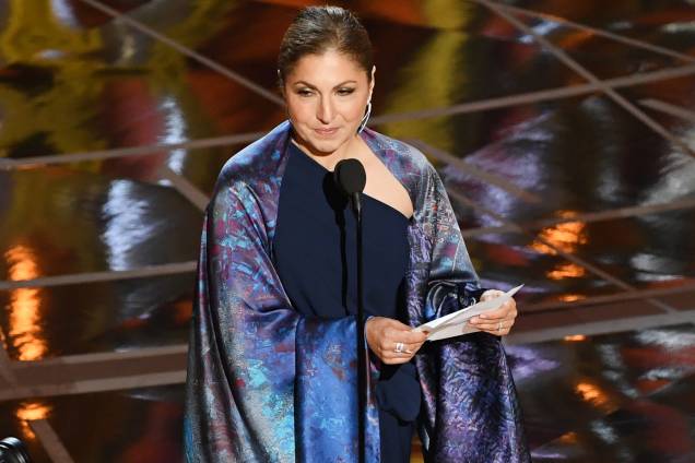 Anousheh Ansari recebe a estatueta de Melhor Filme Estrangeiro em nome do diretor iraniano Asghar Farhadi pelo filme 'O Apartamento' - 26/02/2017 Anousheh Ansari recebe a estatueta de Melhor Filme Estrangeiro em nome do diretor iraniano Asghar Farhadi pelo filme 'O Apartamento' - 26/02/2017