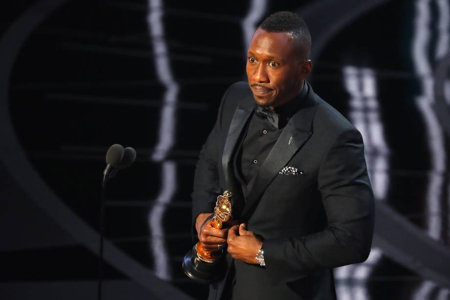 Mahershala Ali conquista o Oscar de Melhor Ator Coadjuvante pela atuação no filme 'Moonlight: Sob a Luz do Luar' - 26/02/2017