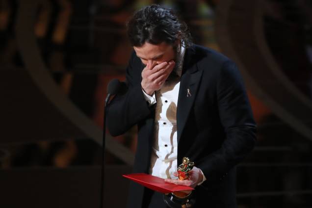 Casey Affleck se emociona ao receber o Oscar de Melhor Ator pelo filme 'Manchester À Beira-Mar' - 27/02/2017 Casey Affleck se emociona ao receber o Oscar de Melhor Ator pelo filme 'Manchester À Beira-Mar' - 27/02/2017